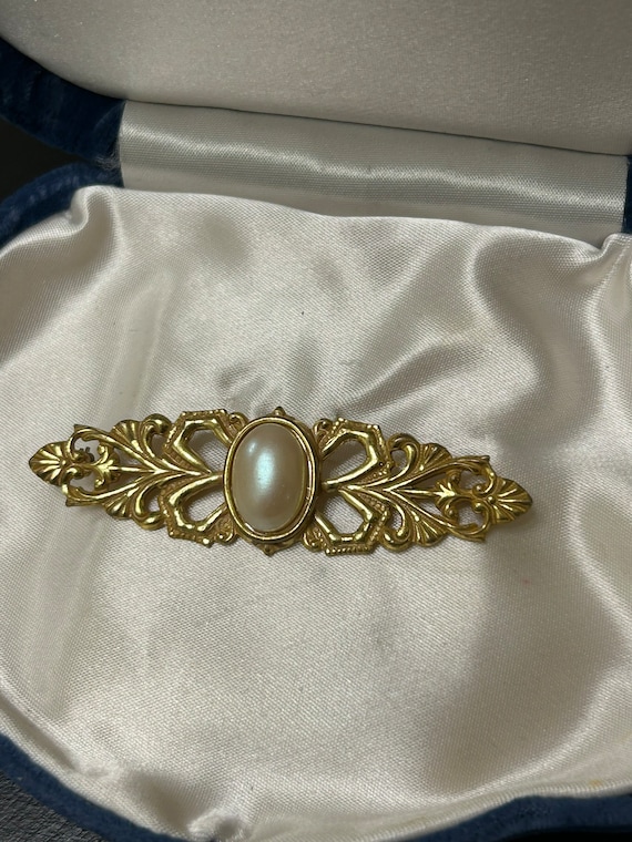 Beautiful Vintage Miriam Haskell Pearl Brooch