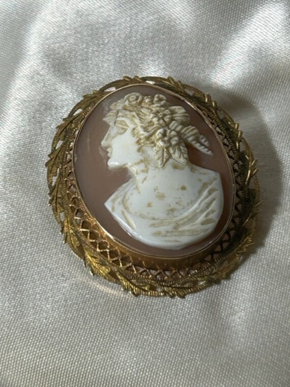 10K Yellow Gold Carved Shell Cameo Brooch - image 3