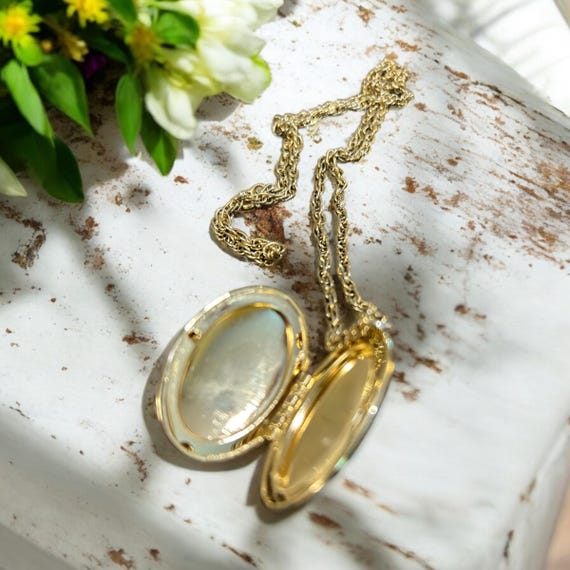 Vintage Simple Oval Gold Tone Locket - Gem