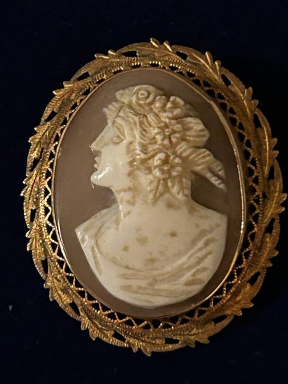 10K Yellow Gold Carved Shell Cameo Brooch - image 4