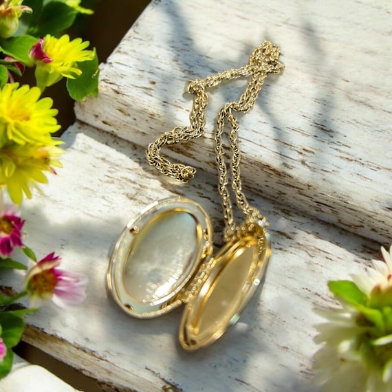 Vintage Simple Oval Gold Tone Locket - Gem