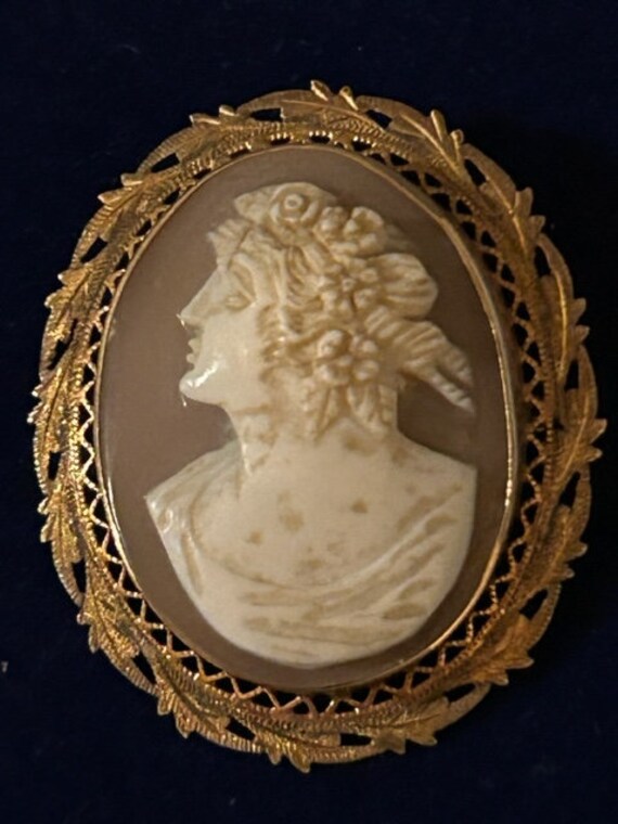 10K Yellow Gold Carved Shell Cameo Brooch - image 5