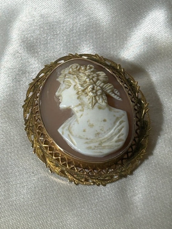 10K Yellow Gold Carved Shell Cameo Brooch - image 2