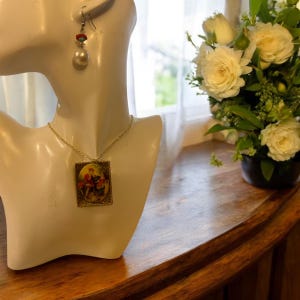 Vintage Square Pendant/Brooch Colonial Couple on 20” Gold Tone Chain
