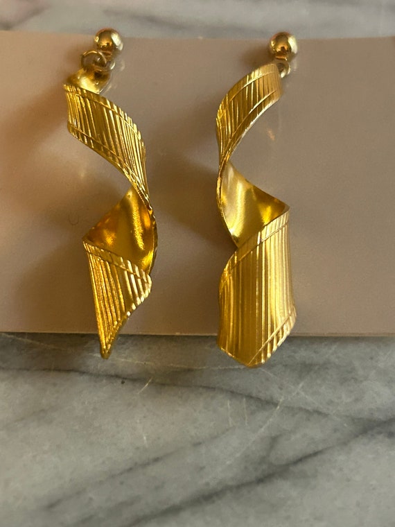 Avon Gold Tone Confetti Earrings