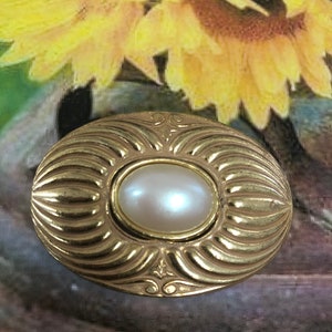 Beautiful Vintage Miriam Haskell Oval Gold Toned Brooch Pearl Center