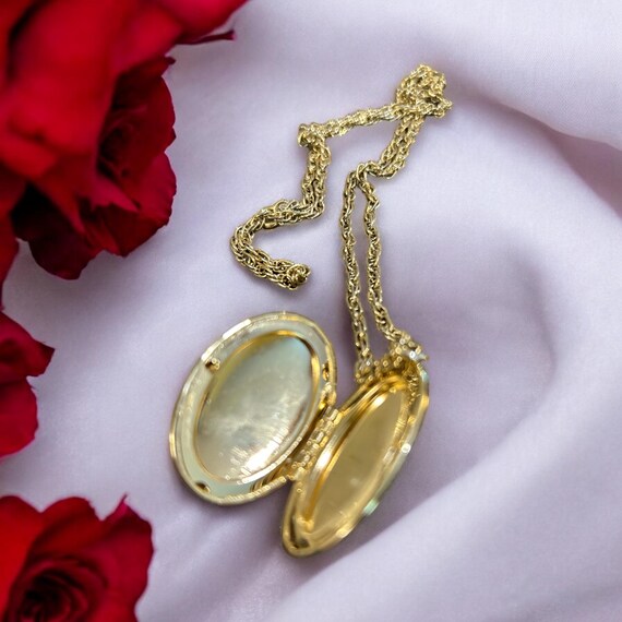Vintage Simple Oval Gold Tone Locket - Gem