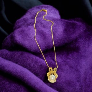 Beautiful Vintage Gold Tone Faux Pearl and Rhinestone Pendant Necklace on 18” Gold Tone Chain