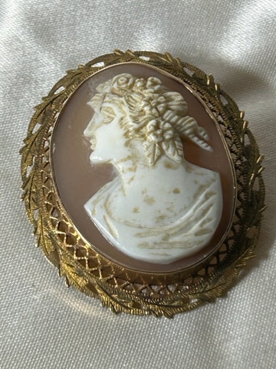 10K Yellow Gold Carved Shell Cameo Brooch - image 8