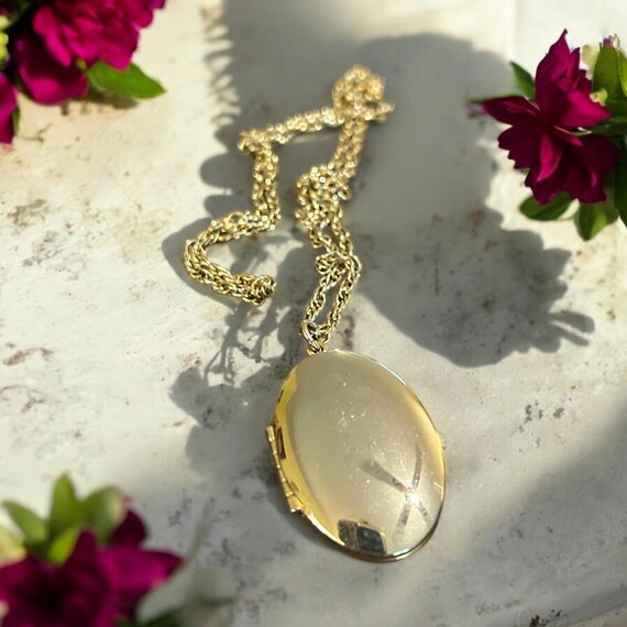 Vintage Simple Oval Gold Tone Locket - Gem