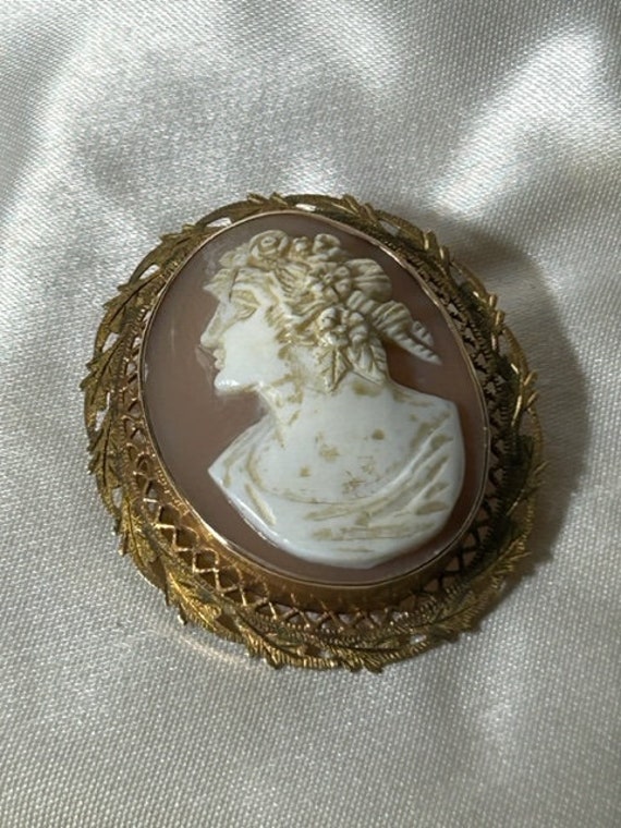 10K Yellow Gold Carved Shell Cameo Brooch - image 7