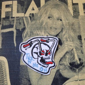 Zeldzame geborduurde patch "Turn me on" op een rebelse manier geborduurd