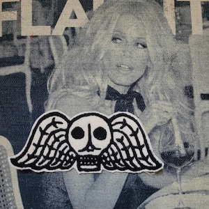 Rara toppa ricamata "Memento mori" realizzata in Francia