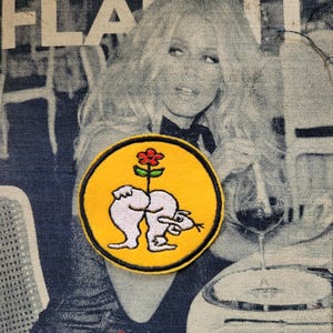 Zeldzame geborduurde "Flower Power"-patch