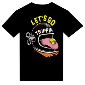 Peut inclure: T-shirt noir avec un motif de casque de moto avec une langue et un smiley. Le texte "LET'S GO TRIPPIN" est en jaune au-dessus du casque.