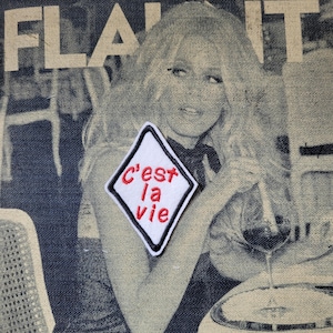 Emblema raro bordado "C'est la vie"