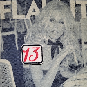 Rara toppa ricamata "13" realizzata in Francia