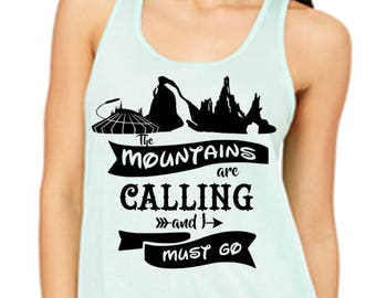 Flowy Racerback Tank Las montañas están llamando y debo ir Camisa Disney Mountain Camisa Disneyland Camisa Disney World Shirt Magic Kingdom