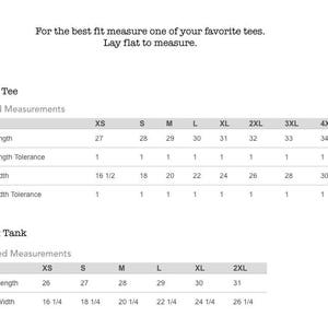 Puede incluir: Una tabla de tallas para camisetas y tanques unisex, que muestra las medidas terminadas en pulgadas para las tallas XS, S, M, L, XL, 2XL, 3XL y 4XL. Las medidas incluyen la longitud del cuerpo, la tolerancia de longitud del cuerpo, el ancho del cuerpo y la tolerancia de ancho del cuerpo.