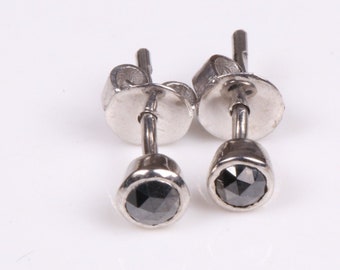 Peut inclure: Une paire de boucles d'oreilles en argent avec des accents de diamants noirs.