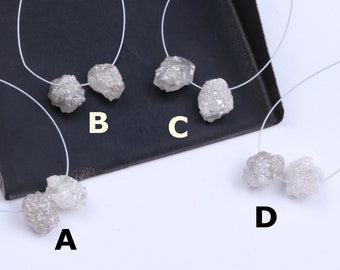 Könnte beinhalten: Vier Sätze rauer, weißer Diamantperlen auf einer weißen Schnur. Jeder Satz ist mit einem Buchstaben von A bis D gekennzeichnet.