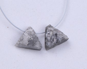 2Pcs 5.0mm cada 1.48Tcw taladrado gris diamante en bruto forma de triángulo diamantes sueltos, natural bruto crudo sin cortar diamante cristal briolette, V47