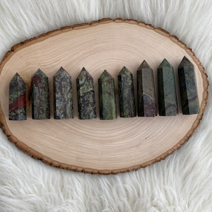 Natuurlijke dikke Dragon Bloodstone Tower, Dragon Bloodstone Point, Gemstone Tower, Beschermende Steen, Crystal Generator, 3-3,7 inch