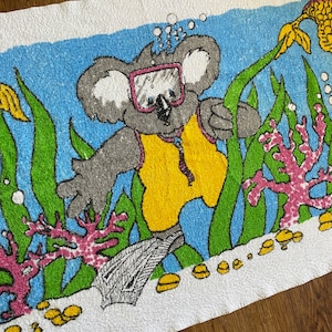 Vintage Aussie Koala Towel - Toalla de playa serigrafiada con koala de buceo nadando - animales gráficos peces coralinos - lino retro australiano