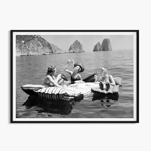 Spaghetti on the Lake, Three Ladies eating Spaghetti,  Spaghetti on Lake of Capri poster, 1940's photos, Vintage Photography, Vintage Pasta