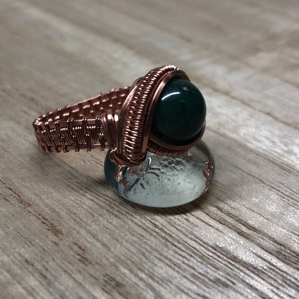 Wire wrapping ring with fine jade crystal. Copper wire wrapped ring. Solitaire fine jade. Coiled wire ring. Boho, handmade ring.