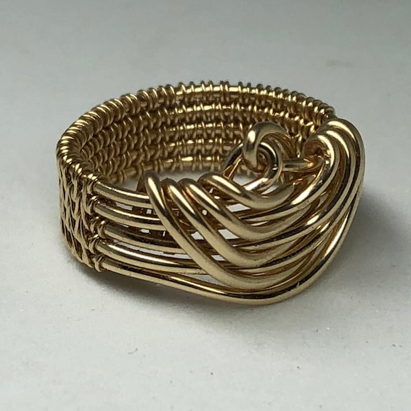 Wire Wrapping Ring mit dicker Banderole. Gold filled 14/20 Drahtring. Gewickelter Drahtring. Golddraht gewickelter Ring. Zierlicher, handgefertigter Ring.