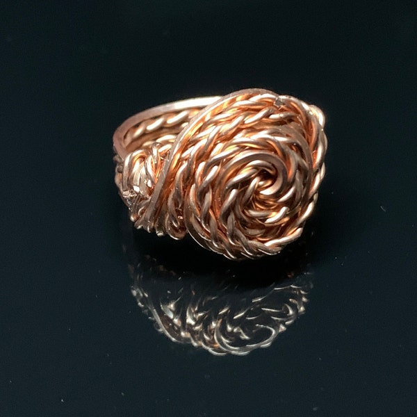 Anneau enveloppé de fil. Anneau en fil de cuivre. Anneau tourbillonnant enveloppé. Bague en cuivre antique. Anneau de fil enroulé. Boho, bague faite à la main.