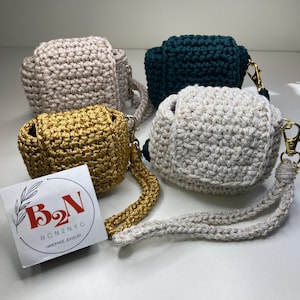Crochet pouch for earbuds, attachable to handbag. Mini handbag for Airpods case. Case with chain and hook, magnetic snap closure. Handmade.