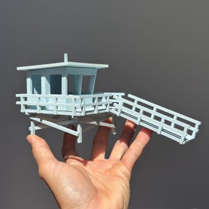 Mini tour de sauveteur, modèle en bois de 10 cm de haut - California Beach