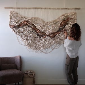 Arte mural anudado, escultura mural tejida, arte mural texturizado blanco, nudos de terracota, arte de cuerda, textura tejida