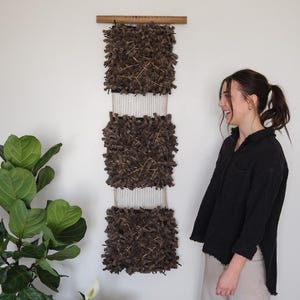 Tapiz de fibra, arte de pared texturizado, arte tejido, escultura suave, arte de pared en tonos tierra, arte textil, tapiz de macramé, tapiz tejido