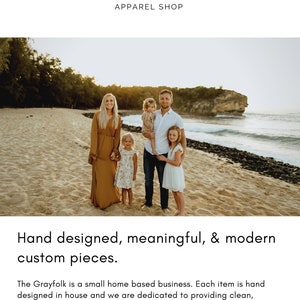 K&ouml;nnte beinhalten: Eine f&uuml;nfk&ouml;pfige Familie steht an einem sonnigen Strand. Das Bild enth&auml;lt den Text "THE GRAYFOLK APPAREL SHOP" und die Worte "Hand designed, meaningful, & modern custom pieces."