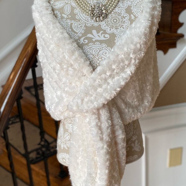 Ivory Faux Fur Wrap Wedding Shawl, Bridal Cape Fur Stole for Winter Weddings, Gift for Bride, Pull Through Shawl