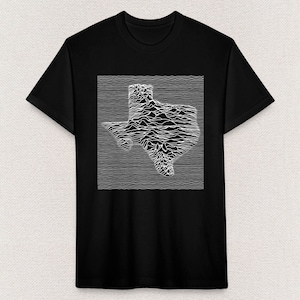Puede incluir: Camiseta negra con un gráfico blanco del estado de Texas en un estilo de arte glitch.