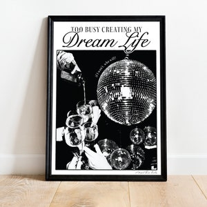 Puede incluir: Póster en blanco y negro con el texto "Too Busy Creating My Dream Life" y una bola de discoteca vertiendo líquido en vasos. El texto "It won't stop, who will?" está escrito en la bola de discoteca.
