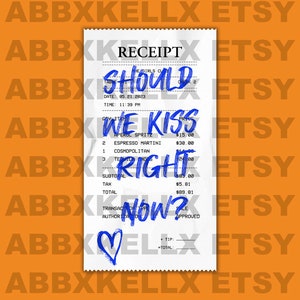 Puede incluir: Un recibo blanco con texto escrito a mano en azul que dice "We should kiss right now?" El recibo es de "The Girls Club" y muestra la fecha 05.21.2023 y la hora 11:39 PM. El recibo muestra un total de 89,81 &euro;.