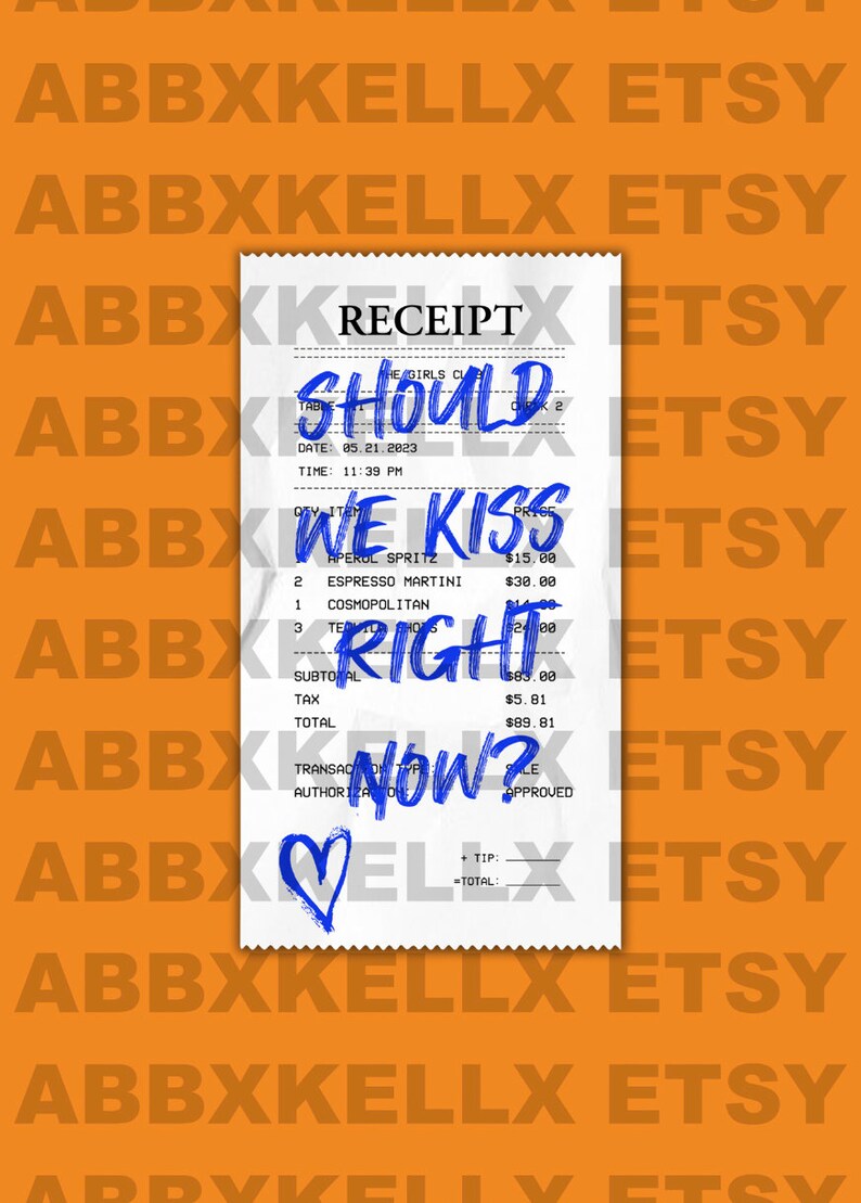 Puede incluir: Un recibo blanco con texto escrito a mano en azul que dice "We should kiss right now?" El recibo es de "The Girls Club" y muestra la fecha 05.21.2023 y la hora 11:39 PM. El recibo muestra un total de 89,81 &euro;.