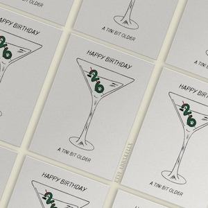 Carte d'anniversaire Tini Bit Older, carte d'anniversaire Martini personnalisée, carte d'anniversaire canva, modèle numérique, modèle dessiné à la main, imprimable