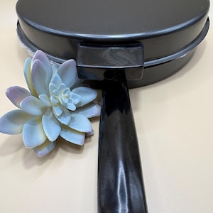 Norpro Nonstick Omelet Pan-New and unused.