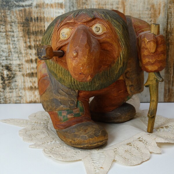 Hombre noruego tallado a mano antiguo con bastón y pipa