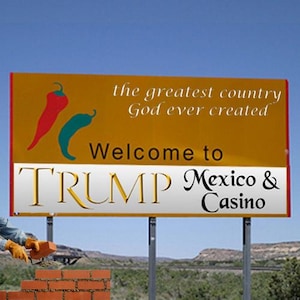 Peut inclure: Un panneau routier jaune avec le texte "the greatest country God ever created" et "Welcome to TRUMP Mexico & Casino". Le panneau présente des illustrations de piments rouges et turquoise.