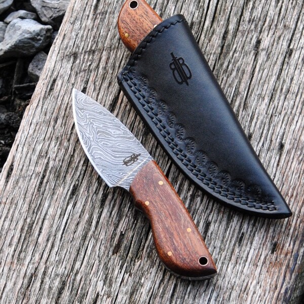 Handmade 1095 Damascus Fixed Blade Skinner Knife with leather sheath (Walnut Wood Handle)