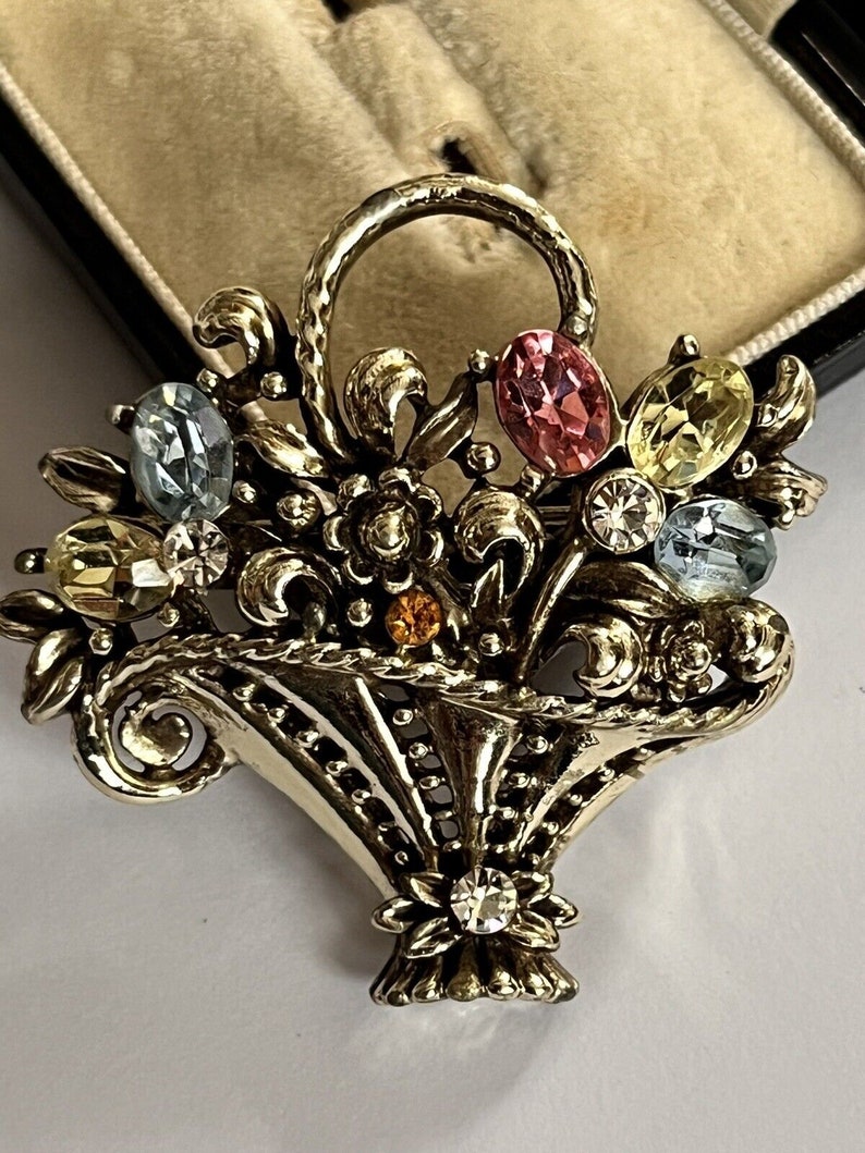 Vintage Flowers Basket Detailed Silver Tone Brooch