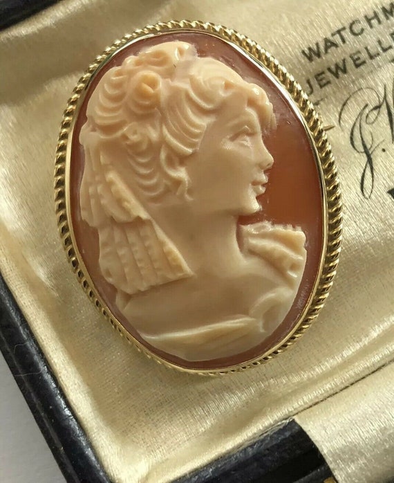 Vintage 9ct Gold Shell Carved Cameo Brooch - image 2