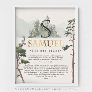 Puede incluir: Una impresión de acuarela con un paisaje de montaña y una gran letra S dorada. El nombre Samuel está escrito en dorado debajo de la letra. El texto "Dios ha oído" está escrito en dorado debajo del nombre. Un versículo bíblico de 1 Samuel 1:27-28 está escrito debajo del texto. La impresión está sobre un fondo blanco.
